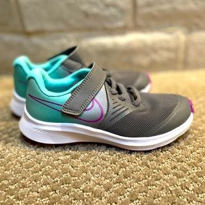 NWOT girls Nike tennis shoes size 11c